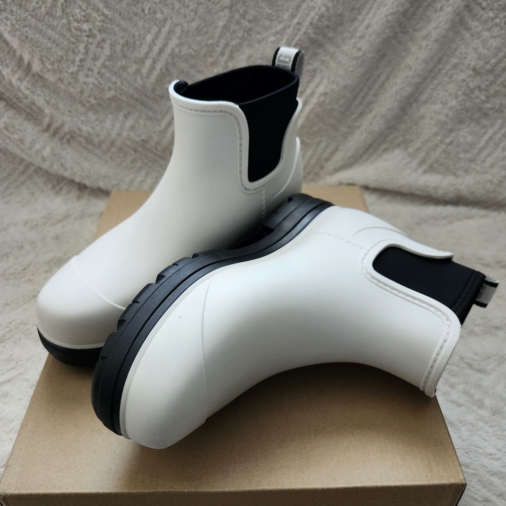 UGG Droplet Boots - Picture 2 of 8